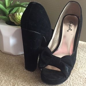 Qupid Platform Heels w/ Bow